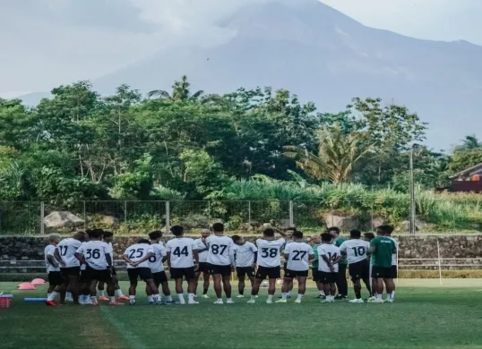 Skuad PSS Sleman bersiap menghadapi Dewa United. (Sumber: Instagram/@pssofficial)