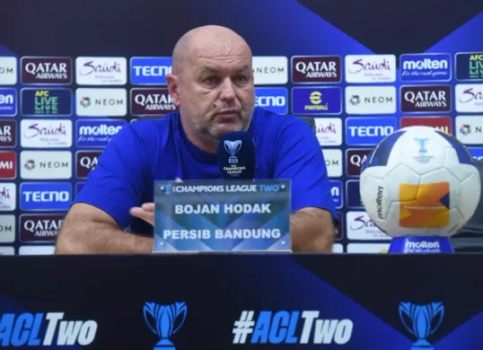 Pelatih Persib Bandung, Bojan Hodak memberikan komentar setelah kalah dari Zhejiang FC. (Sumber: persib.co.id)