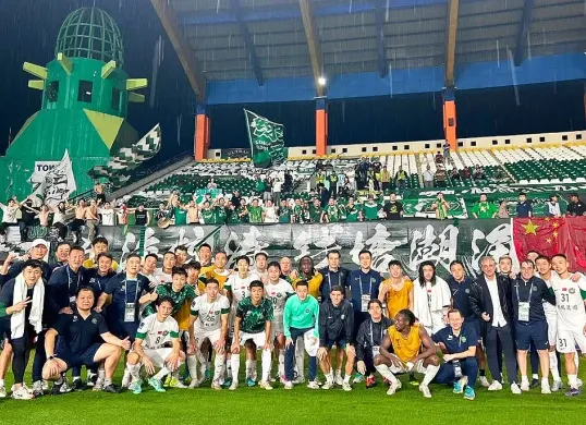 Para pemain Zhejiang FC merayakan kemenangan atas Persib bersama suporter di Stadion si Jalak Harupat. (Sumber: Instagram @zhejianggreentown)
