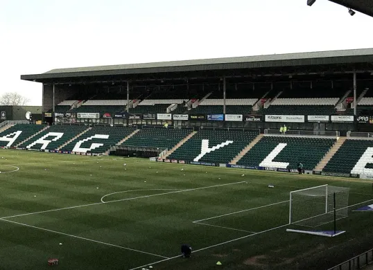 Pertandingan Plymouth Argyle vs Oxford United di Stadion Home Park, terpaksa ditunda karena cuaca buruk. (Sumber: Instagram @oufcofficial)