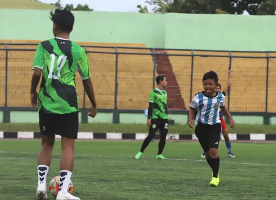 Anak-anak antusias menjalankan materi yang diberikan pelatih dalam kegiatan coaching clinic, di Stadion Siliwangi Bandung, Senin, 16 Desember 2024. (Sumber: Maniak Bola/Gatot Poedji Utomo)