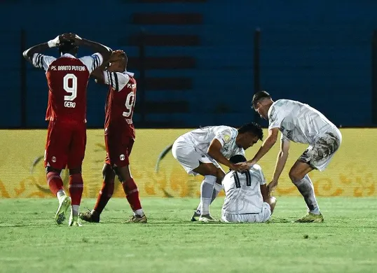 Pemain Persib, Nick Kuipers dan Rachmat Irianto mencoba memberikan pertolongan pertama kepada Dedi Kusnandar yang cedera parah. (Sumber: X @persib)