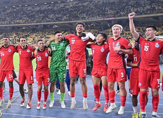 Para pemain Singapura merayakan keberhasilan lolos ke semifinal Piala AFF 2024 setelah menahan imbang Malaysia di laga terakhir Grup A. (Sumber: Instagram @aseanutdfc)