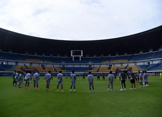 Skuad Persib jalani persiapan dalam menatap laga melawan Persis Solo di pekan ke-17 Liga 2024-25. (Foto: persib.co.id)