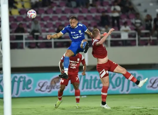 Hasil pertandingan Liga 1 2024-25 pekan ke-17, Persib Bandung mengandaskan Persis Solo untuk mengunci status sebagai juara paruh musim. (Sumber: persib.co.id)