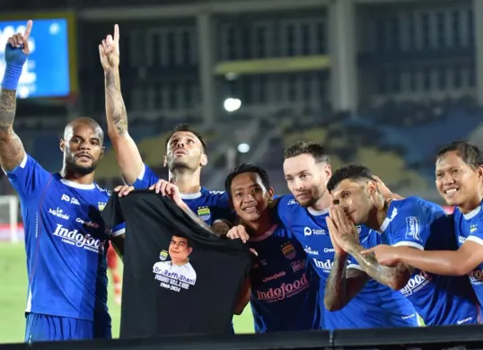 Persib Bandung merayakan gol untuk mendiang Rafi Ghani, pada pertandingan melawan Persis Solo di pekan 17 Liga 1 2024-25.  (Sumber:  | Foto: persib.co.id)