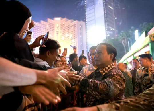 Presiden Prabowo Subianto menyapa ribuan warga yang merayakan momen pergantian tahun di kawasan Bunderan Hotel Indonesia. (Sumber: Instagram @prabowo)