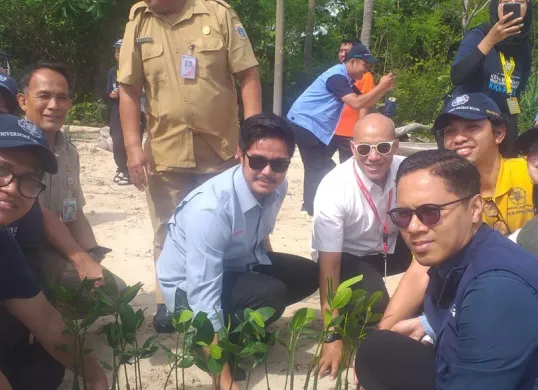 Mahasiswa Kuliah Kerja Nyata Pembelajaran Pemberdayaan Masyarakat Universitas Gajah Mada (KKN-PPM UGM), melakukan penanaman pohon mangrove bersama PT Jakarta OSES Energi di Pulau Tidung, Kepulauan Seribu, Senin, 30 Desember 2024. (Foto/KKN-PPM UGM)