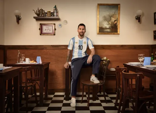 Lionel Messi mengenakan jersey terbaru edisi khusus yang diluncurkan AFA.  (Sumber: afa.com.ar)