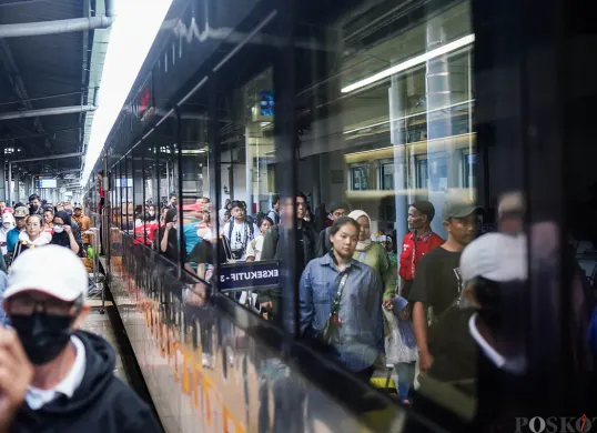 Sejumlah penumpang jasa angkutan Kereta Api Fajar Utama tujuan Solo-Jakarta tiba di Stasiun Pasar Senen, Jakarta. (Sumber: Poskota/Bilal Nugraha Ginanjar)