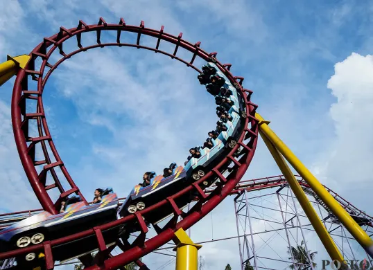 Pengunjung menikmati sejumlah wahana permaianan di Dunia Fantasi (Dufan), Taman Impian Jaya Ancol, Jakarta, Sabtu, 5 April, 2025. (Sumber: Poskota/Bilal Nugraha Ginanjar)