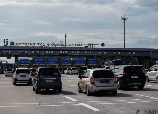 Antrean kendaraan yang didominasi mobil pribadi melaju perlahan saat memasuki Gerbang Tol Cikampek Utama, Karawang, Jawa Barat, Jumat, 28 Maret 2025. (Sumber: Poskota/Bilal Nugraha Ginanjar)