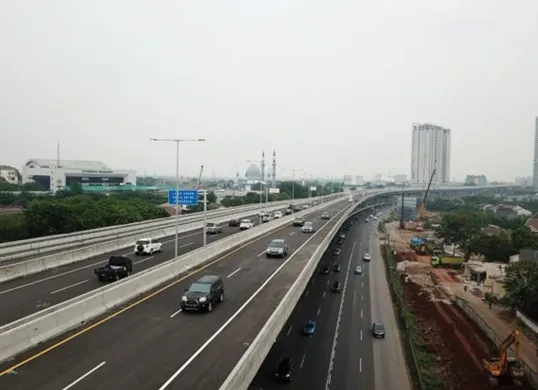 Selain one way, kebijakan ganjil genap tetap diberlakukan hingga Minggu, 6 April 2025. (Sumber: Pinterest)