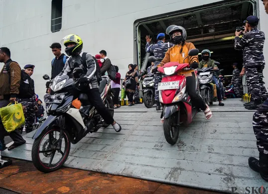 Ribuan pemudik yang mengikuti Program Mudik Gratis 2025. (Sumber: Poskota/Bilal Nugraha Ginanjar)