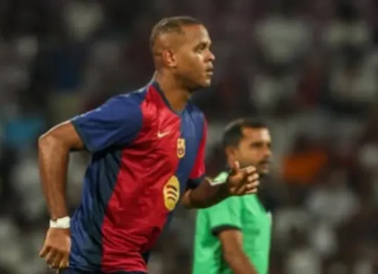 Pelatih Timnas Indonesia, Patrick Kluivert saat bersama Barcelona Legends melakoni sparing atau laga pershabatan melawan Real Madrid. (Sumber: Instagram/@barcalegends)