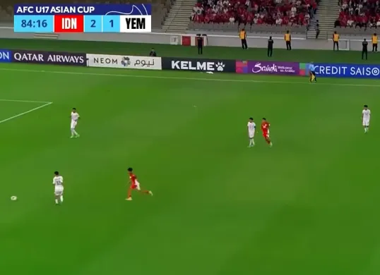 Tangkap layar momen saat pemain Yaman, Ahmed Aljledy melakukan blunder fatal yang berujung gol ketiga Timnas Indonesia U-17 di laga kedua Grup C Piala Asia U-17 2025.
