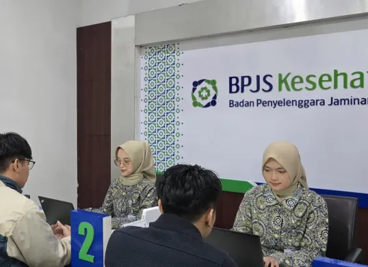 Ilustrasi - Petugas BPJS Kesehatan sedang memberikan pelayanan pada peserta. (Sumber: Media Center Kabupaten Garut)