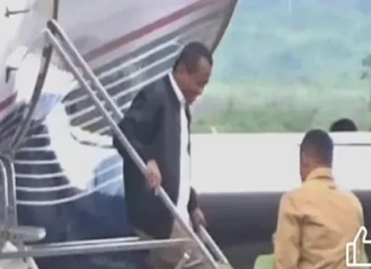 Menteri ESDM, Bahlil Lahadalia turun dari pesawat jet pribadi di Bandara Adi Soemarmo, Boyolali, Jawa Tengah. (Sumber: officiallambeturah)