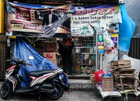 Ilustrasi suasana warung kelontong di Jakarta. (Sumber: Poskota/Bilal Nugraha Ginanjar)