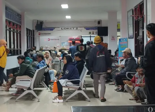 Ratusan wajib pajak kendaraan saat menunggu antrean di Kantor UPTD Samsat Rangkasbitung, Lebak. (Sumber: Poskota/Samsul Fatoni)