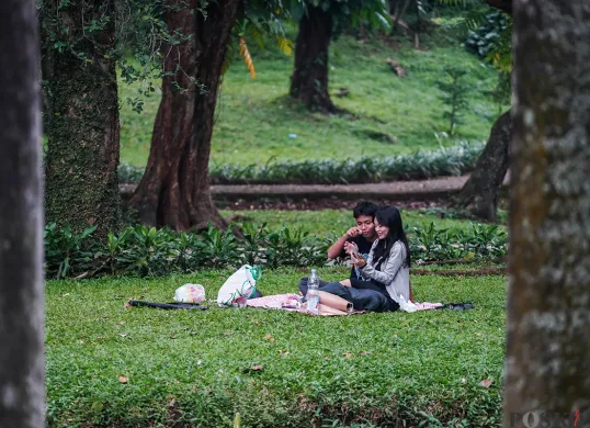 Pengunjung Taman Langsat, Jakarta Selatan. (Sumber: Poskota/Bilal Nugraha Ginanjar)