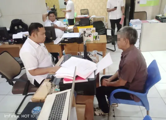Tersangka Tb Didi Supriyadi saat menjalani pemeriksaan di ruang Subdit Harda Ditreskrimum Polda Banten atas dugaan penipuan dan penggelapan. (Sumber: Dok. Dirreskrimum Polda Banten)