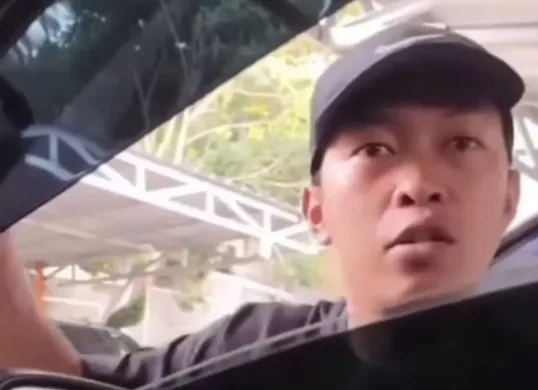 Viral beredar video seorang pria meminta tarif parkir sebesar Rp200 ribu hingga ancam mobil lecet. (Sumber: Tangkap layar Instagram/@medsoszone)
