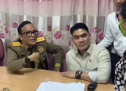 Wamenaker saat melakukan sidak ke perusahaan yang diduga menahan ijazah para karyawannya. (Sumber: Tangkap Layar Instagram/@medsoszone)