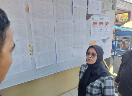 Anggota Bawaslu RI, Lolly Suhenty, turun langsung ke lapangan untuk memantau proses pemungutan suara di Tasikmalaya, Sabtu, 19 April 2025. (Sumber: Poskota)