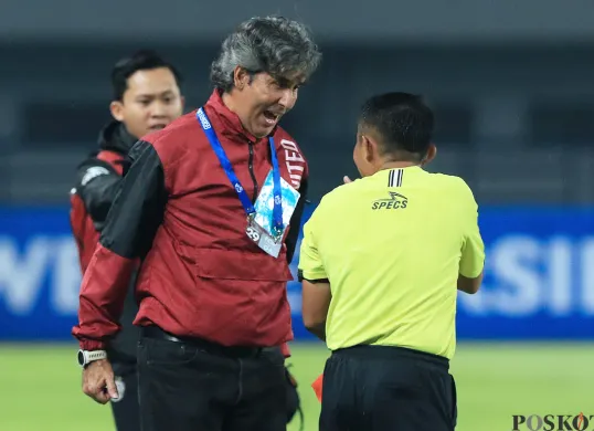 Pelatih Bali United, Stefano 'Teco' Cugurra melakukan protes kepada wasit saat laga timnya melawan Persib di Stadion Gelora Bandung Lautan Api (GBLA), Bandung, Jawa Barat, pada Jumat 18 April 2025. (Sumber: Poskota/Ade Mamad)