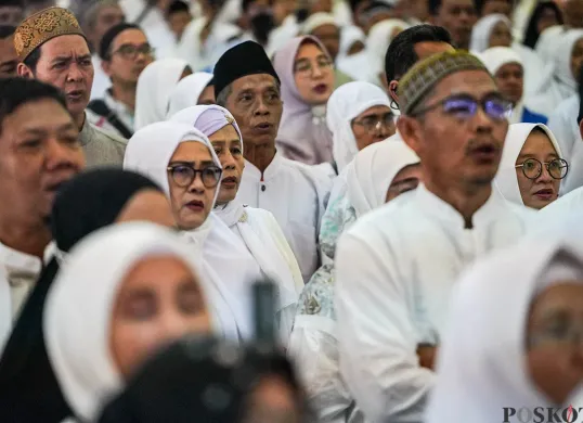 Para calon jemaah haji Indonesia saat mengikuti bimbingan Manasik Haji Nasional di Asrama Haji Pondok Gede, Jakarta, Sabtu, 19 April 2025. (Sumber: Poskota/Bilal Nugraha Ginanjar)