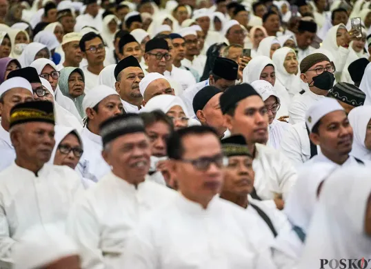 Para calon jemaah haji Indonesia saat mengikuti bimbingan Manasik Haji Nasional di Asrama Haji Pondok Gede, Jakarta, Sabtu, 19 April 2025. (Sumber: Poskota/Bilal Nugraha Ginanjar)