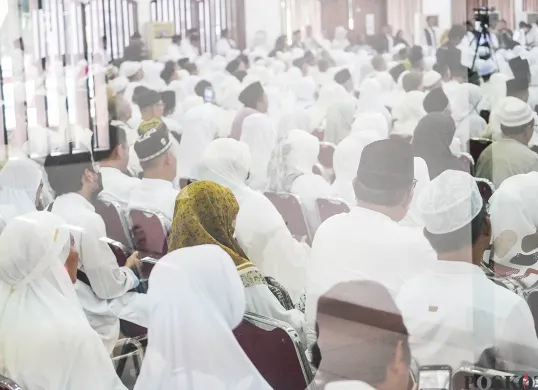 Para calon jemaah haji Indonesia saat mengikuti bimbingan Manasik Haji Nasional di Asrama Haji Pondok Gede, Jakarta, Sabtu, 19 April 2025. (Sumber: Poskota/Bilal Nugraha Ginanjar)