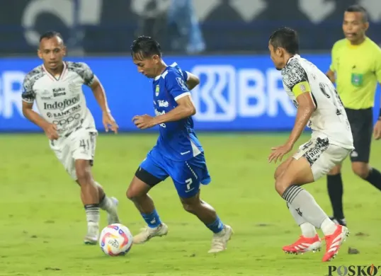 Gelandang Persib, Beckham Putra dijaga ketat dua pemain Bali United dalam laga lanjutan pekan ke-29 Liga 1 di Stadion Gelora Bandung Lautan Api, Jumat, 18 April 2025. (Sumber: Poskota/Ade Mamad)