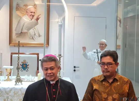 Ketua Konferensi Waligereja Indonesia (KWI), Mgr. Antonius Subianto Bunjamin saat berbicara kepada wartawan di Gedung KWI Jakarta Pusat, Senin, 21 April 2025. (Sumber: Poskota/Pandi Ramedhan)