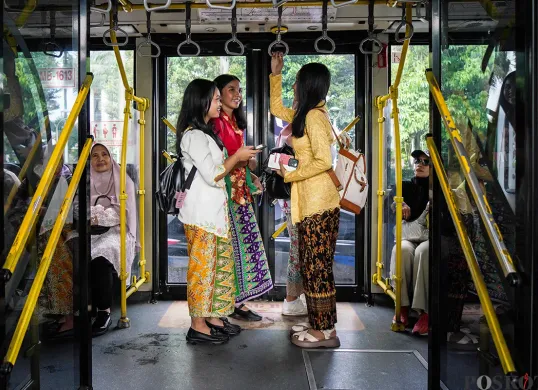 Sejumlah penumpang perempuan menaiki bus Transjakarta ketika memanfaatkan momen Hari Kartini, Jakarta, Senin, 21 April 2025. (Sumber: Poskota/Bilal Nugraha Ginanjar)