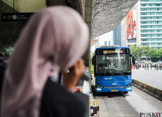 Ilustrasi angkutan umum Transjakarta. (Sumber: Poskota/Bilal Nugraha Ginanjar)