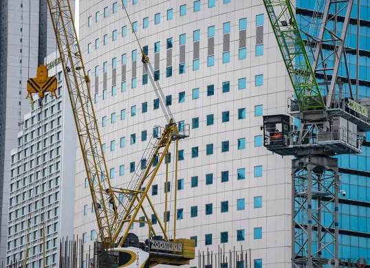 Ilustrasi, sejumlah pekerja melakukan pembangunan konstruksi gedung bertingkat di kawasan Sudirman, Jakarta, Senin, 21 April 2025. (Sumber: Poskota/Bilal Nugraha Ginanjar)