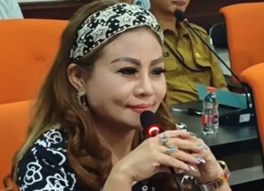 Dia Jan Hwa, istri pemilik UD Sentosa Seal yang viral karena diduga tahan ijazah karyawan dan potong gaji jika melaksanakan ibadah. (Sumber: YouTube/StarHiburan)