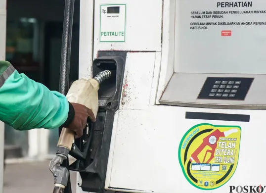 Harga BBM di Shell, BP, dan Vivo kompak turun menyusul Pertamina. Cek perbandingan harga Pertamax, Dexlite, dan produk premium lainnya. (Sumber: Poskota/Bilal Nugraha Ginanjar)