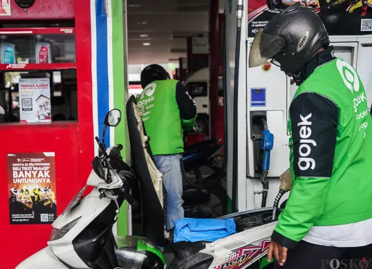 Sejumlah pengendara sepeda motor mengantre saat mengisi bahan bakar minyak (BBM) di Stasiun Pengisian Bahan Bakar Umum (SPBU) di kawasan Kuningan, Jakarta, beberapa hari lalu. (Sumber: Poskota/Bilal Nugraha Ginanjar)