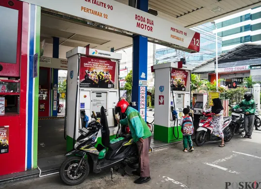 Daftar harga BBM Pertamina yang mengalami penurunan hari ini, termasuk Pertamax. (Sumber: Poskota/Bilal Nugraha Ginanjar)