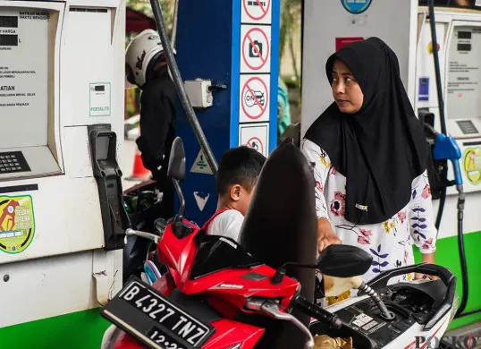 Sejumlah pengendara sepeda motor mengantre saat mengisi bahan bakar minyak (BBM) di Stasiun Pengisian Bahan Bakar Umum (SPBU) di kawasan Kuningan, Jakarta. (Sumber: Poskota/Bilal Nugraha Ginanjar)