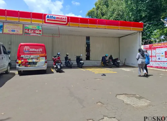 Alfamart di Jalan Moch Kahfi 1, Kelurahan Ciganjur, Jagakarsa, Jakarta selatan masih tutup setelah dibobol maling pada Kamis dini hari, 24 April 2025. (Sumber: Poskota/Angga Pahlevi)