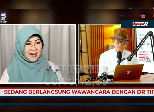 Dokter Tifa tanggapi langkah hukum yang melaporkan dirinya atas tuduhan dalam kontroversi ijazah Jokowi. (Sumber: YouTube/Refly Harun)