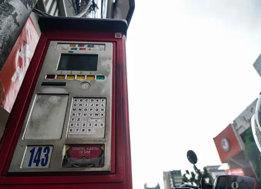 Kondisi mesin parkir elektronik yang tidak bisa digunakan lantaran rusak di Jalan Sabang, Jakarta, Jumat, 25 April 2025. (Sumber: Poskota/Bilal Nugraha Ginanjar)