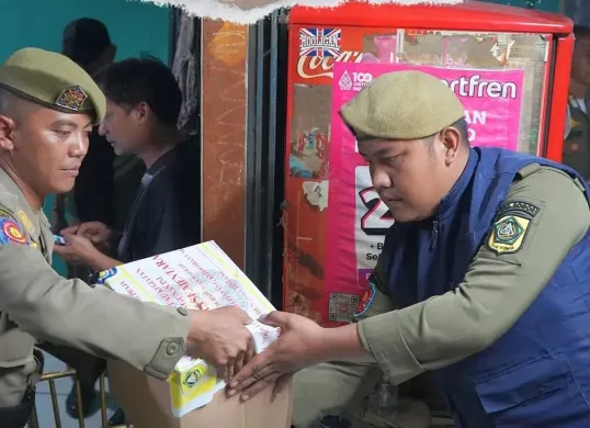 Petugas Satpol PP Kabupaten Bogor menyita 493 botol minuman keras di Kecamatan Kemang. (Sumber: Dok. Satpol PP Kabupaten Bogor)