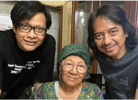 Armand Maulana dan Dewa Budjana Gigi bersama Bunda Iffet, Armand mengenang memori indah bersama Bunda Iffet setiap manggung bareng Slank. (Sumber: Capture Instagram Armand Maulana)