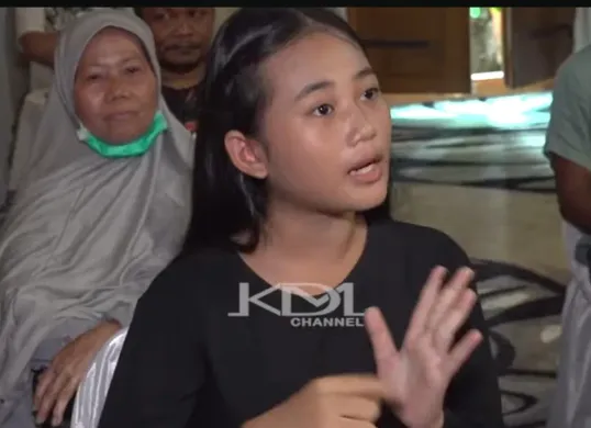 Remaja Bekasi viral adu argumen dengan Gubernur Jabar soal larangan wisuda dan penggusuran. Ia menilai perpisahan penting, sementara Dedi anggap hanya membebani orangtua saja. (Sumber: Capture Channel KDM)