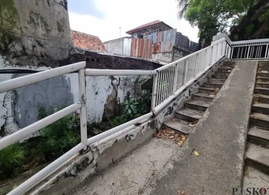 Besi salah satu JPO yang hilang di depan gedung DPR, Senayan, Jakarta Pusat. (Sumber: Poskota/Pandi Ramedhan)